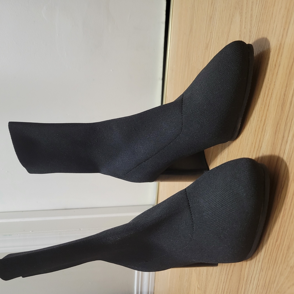Blondo Black Heeled Boots with Streamlined Silhouette - Picture 5 of 8